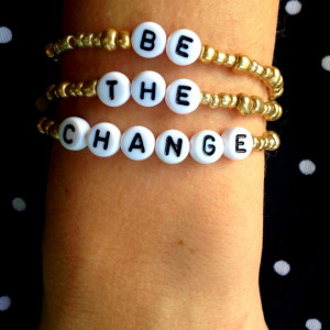 Set bratari cu mesajul "Be the change"