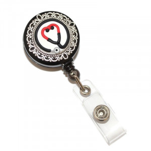 Accesoriu ecuson negru, retractabil, personalizat din fimo cu stetoscop in forma de inimioara