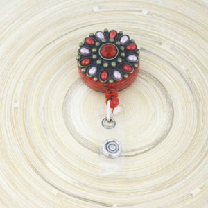 Accesoriu ecuson rosu cu mandala variatii de rosu