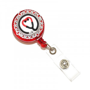 Accesoriu ecuson rosu, retractabil, personalizat din fimo cu stetoscop in forma de inimioara