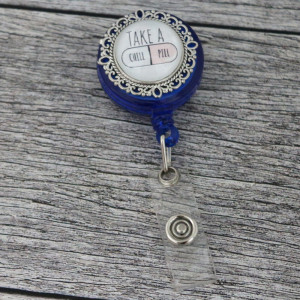 accesoriu retractabil ecuson albastru farmacist personalizat