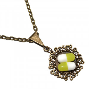 Colier cu pandantiv rotund model floral si pastilute din rasina verde olive