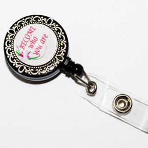 Accesoriu ecuson cu mesajul "Become who you are"