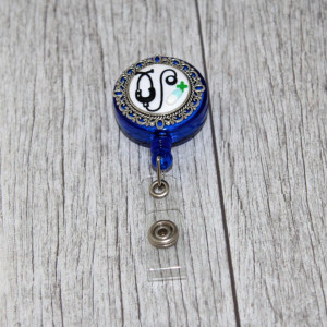 Accesoriu ecuson albastru, retractabil, personalizat cu pastiluta fimo bleu
