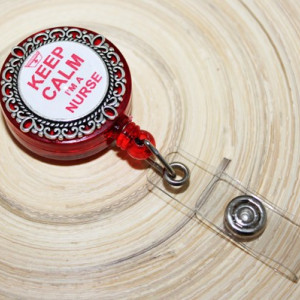 Accesoriu ecuson cu mesajul "Keep calm, I'm a nurse" - rosu