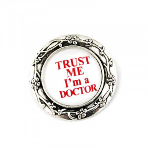Brosa argintie personalizata cu text doctor- M2