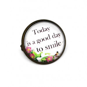 Brosa cu mesaj personalizat "Today is a good day to smile"