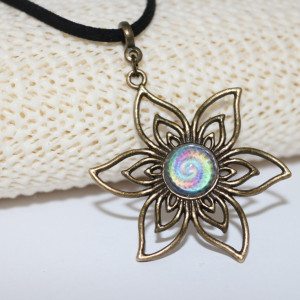 Colier cu floare si cabochon din sticla