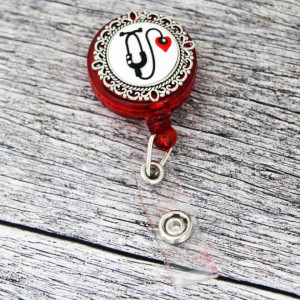 Accesoriu ecuson rosu, retractabil, personalizat cu stetoscop, fimo