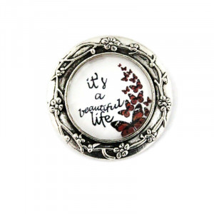 Brosa argintie personalizata cu text "It's beautiful life"