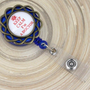 Accesoriu ecuson albastru cu mesajul "Keep calm, I'm a doctor" - floricica bronz
