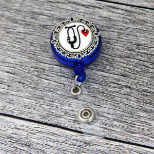 Accesoriu ecuson albastru, retractabil, personalizat cu stetoscop, fimo
