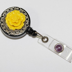 Accesoriu ecuson cu floare galbena