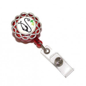 Accesoriu ecuson rosu, personalizat cu pastiluta fimo verde deschis, pe baza floricica
