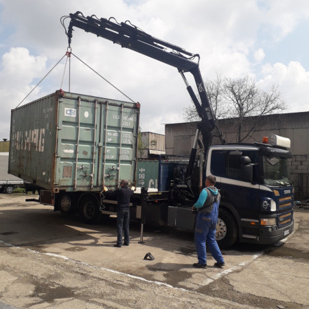Transport cu camion platforma si macara