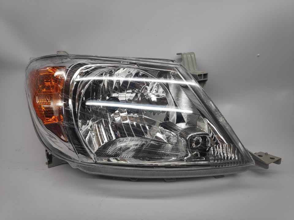 Peça - Farol Direito Toyota Hilux 05-11