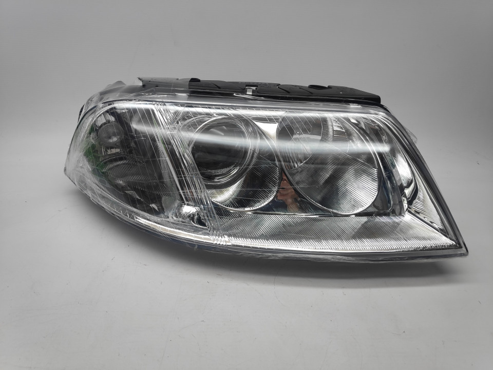 Peça - Farol Direito Vw Passat B6 00-05