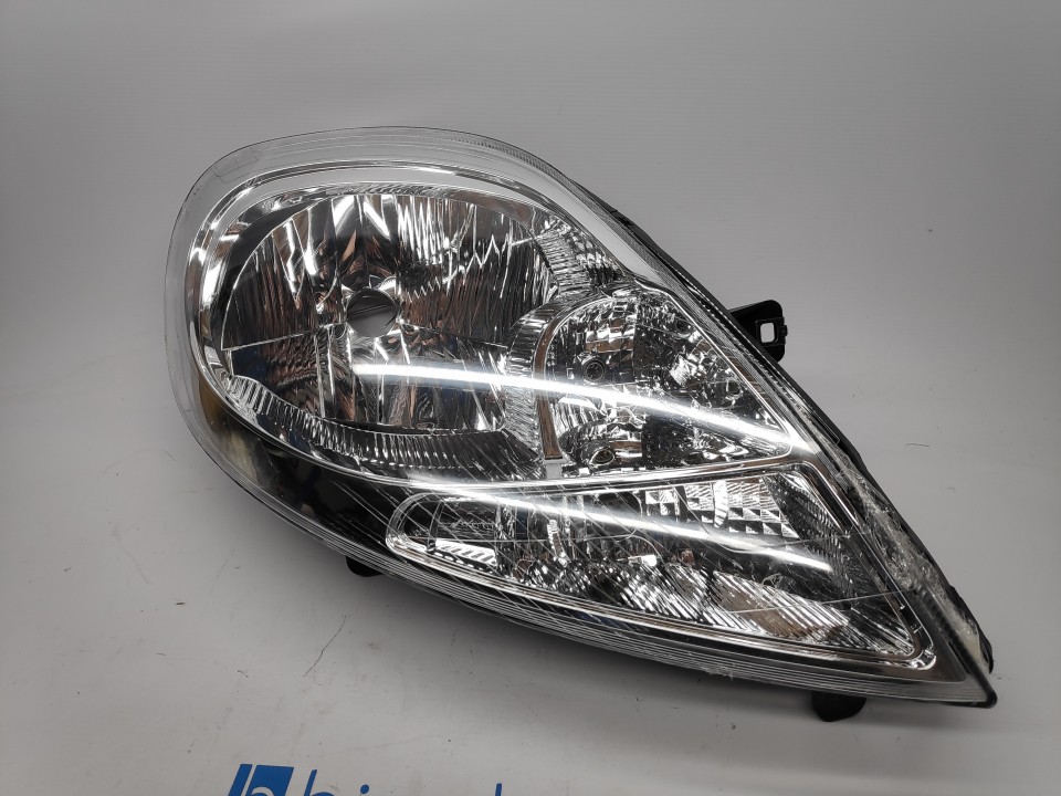 Peça - Farol Direito Nissan Primastar 06-14