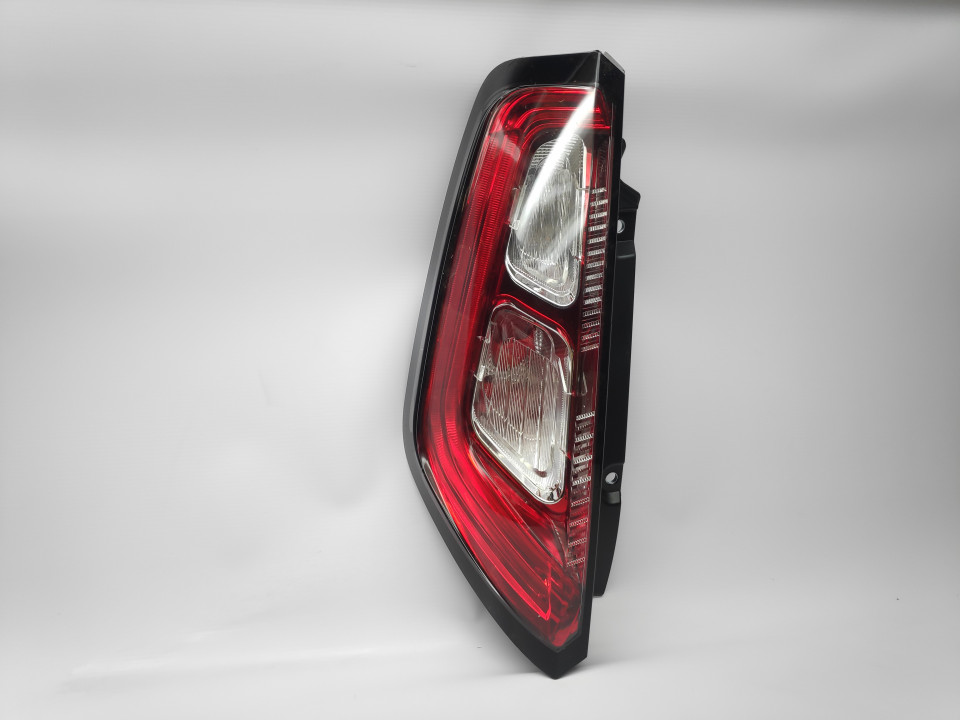 Peça - Farolim Esquerdo Led Fiat Punto Evo 09- Quadrado Vermelho