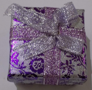 Colar Dourado com Centro Dourado e com Pedras - FREE SHIPPING