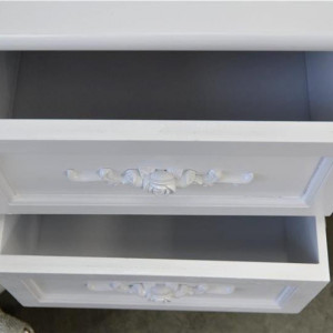 NOA105 - Set 2 Noptiere albe cu 2 sertare si detaliu floral