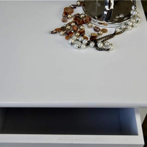 NOA105 - Set 2 Noptiere albe cu 2 sertare si detaliu floral
