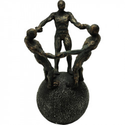 Statueta Moderna Echipa De Forta 3 Personaje Pe Glob