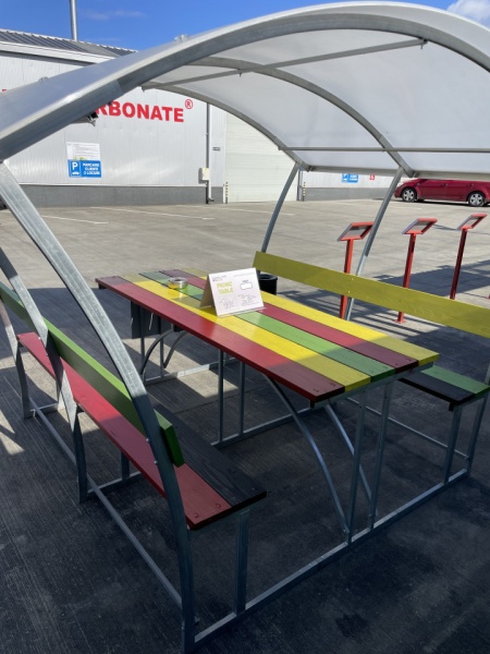 PICNIC TABLE/ LOC DE FUMAT