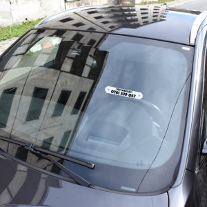 Placa personalizata cu numarul de telefon + 2 ventuze prindere geam