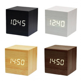 Digitalni drveni sat u obliku kocke