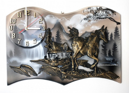 Ceas de perete din lemn cu iesire in relief