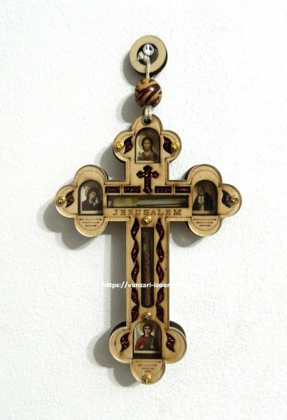 Cruce din lemn pentru perete cu iconite si mir