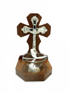 Candela din lemn cu Isus pe Cruce