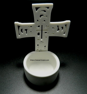 Candela tip cruce din ceramica 
