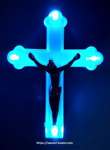 Cruce veioza cu lumina albastra conectare la priza