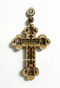Cruce din lemn pentru perete cu iconite si mir