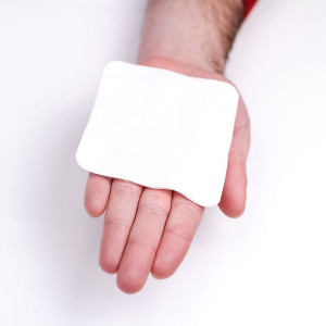 Comprese sterile Dermatess Master-Aid, din material nețesut 10×10 cm, 100 buc