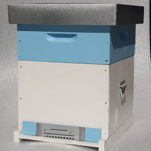 OFERTA SPECIALA - Stupul CUBOBOX fund plin 10 rame COMPLET (Magazie 1/2, 20 rame insarmate,hranitor, gratie hanemann)