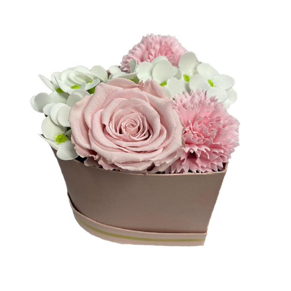 Aranjament Floral, cutie inima cu trandafir criogenat, cu decor de hortensii si garoafe de sapun (Culoare: Galben)