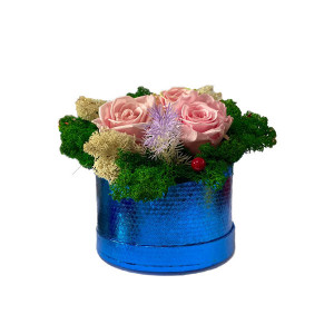 Aranjament Floral cu 3 trandafiri criogenati pe pat de licheni naturali stabilizati