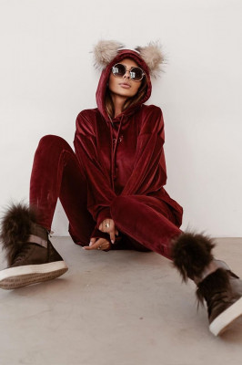 Trening de catifea OLV, pantaloni slim si bluza cu gluga stilizata cu pompoane, Bordo