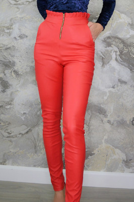 Pantaloni de piele cu fermoar in fata si pliseuri in talie, rosii
