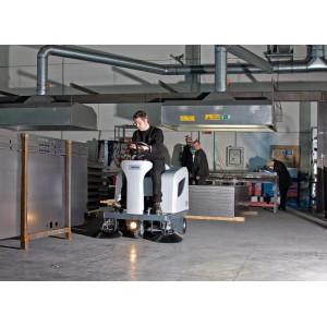 MASINA DE MATURAT CU POST DE CONDUCERE, CU BATERIE, INCARCATOR , 2 BATERII NILFISK SR 1101 B