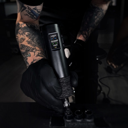 Skinner Innovation Stroke 4,5 Black è la prima macchinetta per tatuaggi  wireless con display a