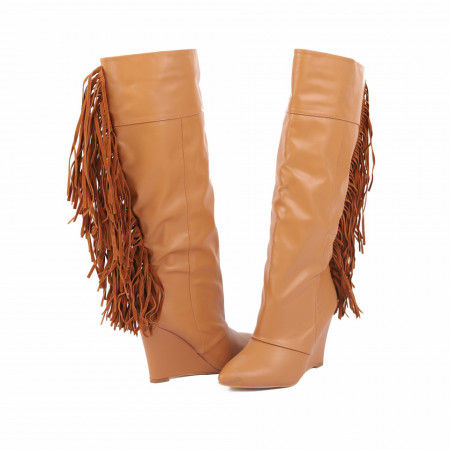 Cizme Cloe Camel - Cizme pentru dame din piele ecologică lăcuită cu un design abstract, decorate cu franjuri pe lungimea gambei - Deppo.ro