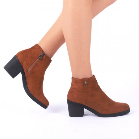 Botine Troia Maro - Botine din piele ecologică întoarsă cu interior ușor îmblănit şi închidere prin fermoar, toc de 7 cm - Deppo.ro