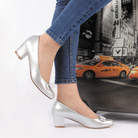 Pantofi Amber Silver Cod 2209 Arginti - Pantofi pentru dame din piele ecologică ,lăcuiți
Model decorativ cu fundiță în partea din față - Deppo.ro