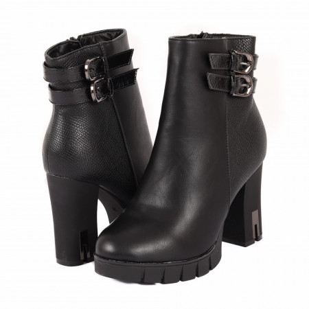 Botine Claire Negre - Botine din piele ecologică cu interior îmblănit şi închidere cu fermoar și curelușe cu cataramă, înălţimea tocului 10 cm iar a tălpii față 2cm - Deppo.ro