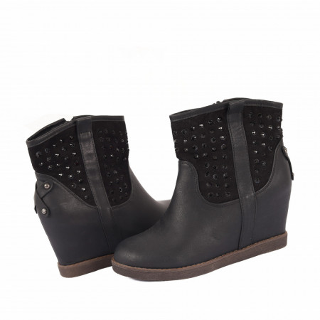 Botine cod 8587 Negre - Botine din piele ecologică întoarsă cu platformă și decorate cu franjuri si blăniță, botinele sunt ușor îmblănite la interior și foarte confortabile la purtare datorită calapodului comod - Deppo.ro