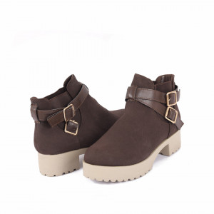 Botine cod 4B05541 Maro - Botine din piele ecologică întoarsă cu interior căptușit cu material elastic la gleznă și închidere cu curelușe - Deppo.ro